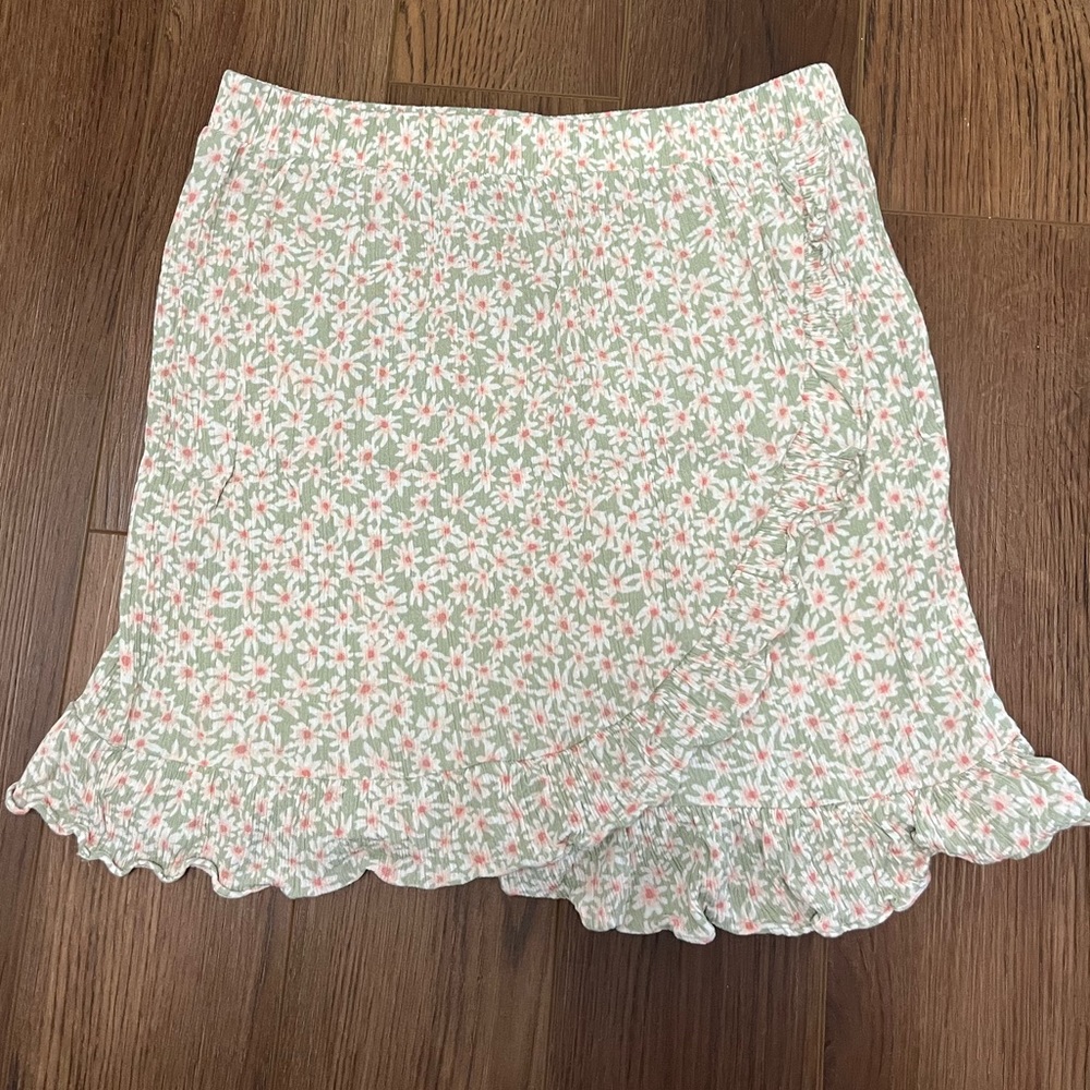Floral mini ruffle skirt size M